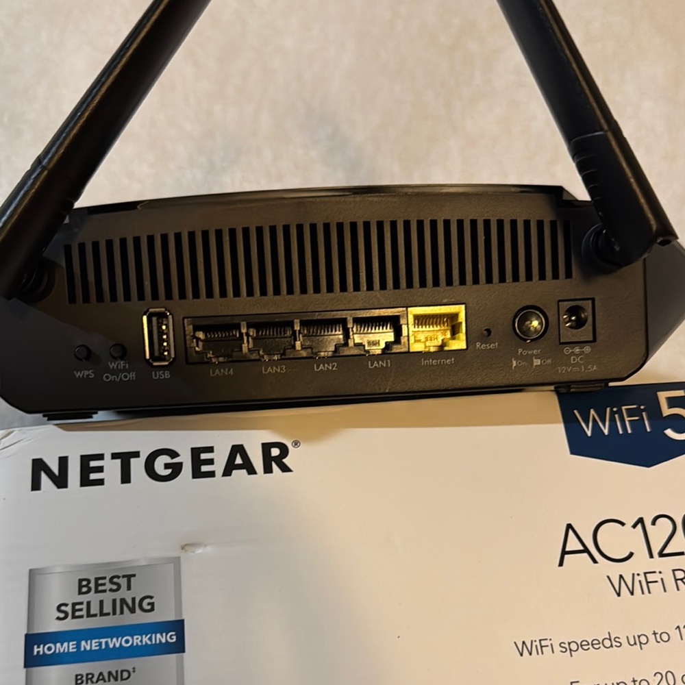 NETGEAR AC1200 WiFi Router - Black - Picture 5 of 11